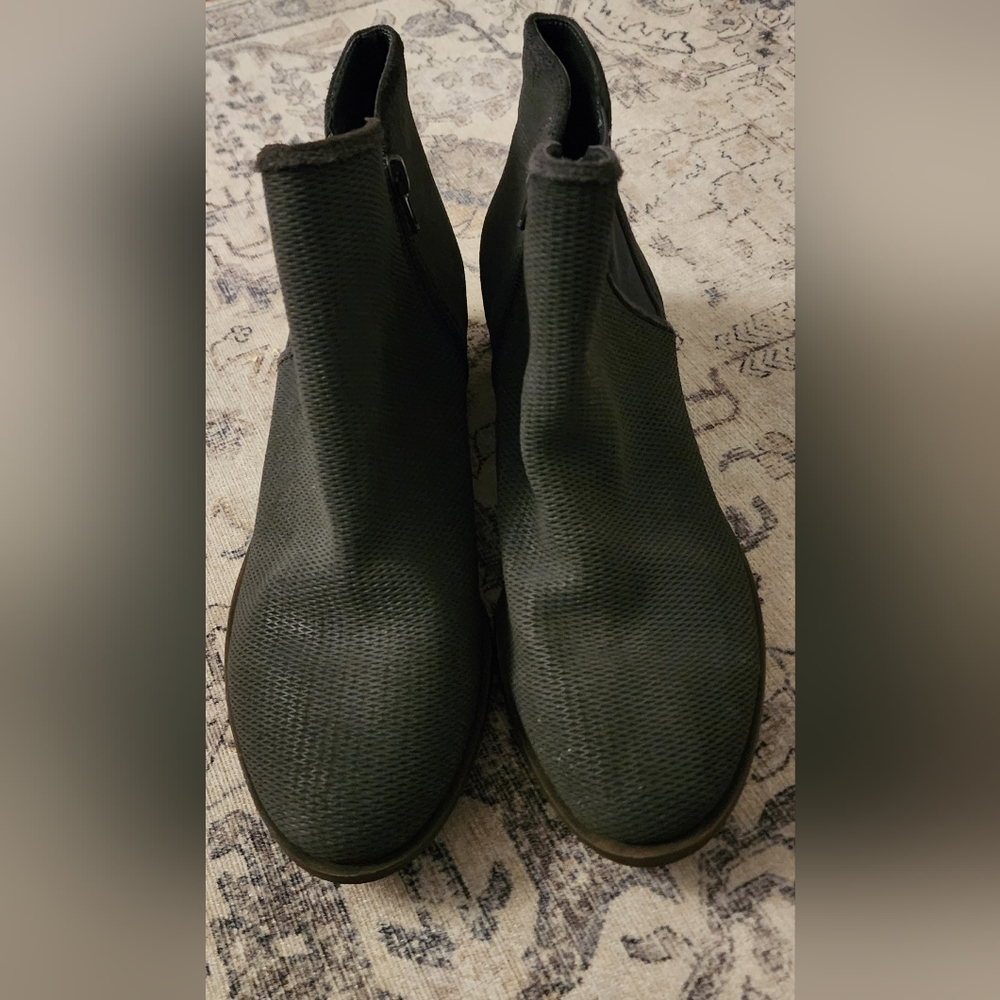 Women's booties grey size 9
